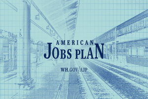 Blueprint eines Bahnhofs mit der Aufschrift "American Jobs Plan" und einem Zug auf der rechten Seite und Eisenbahnschienen daneben.