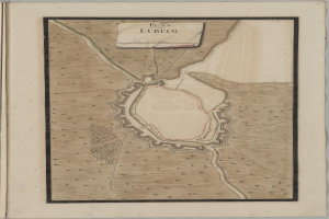 Ein altes Buch mit einem detaillierten Stadtplan von Lübeck, der Straßen, Gebäude, Sehenswürdigkeiten und Text über die Bevölkerung, Geschichte und Kultur der Stadt zeigt.