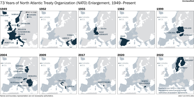 Eine Karte, die die 73-jährige Erweiterung der North Atlantic Treaty Organization (NATO) von 1949 bis heute zeigt, wobei die Regionen farblich nach Jahren unterteilt sind und zusätzliche Informationen oben auf der Karte zu finden sind.