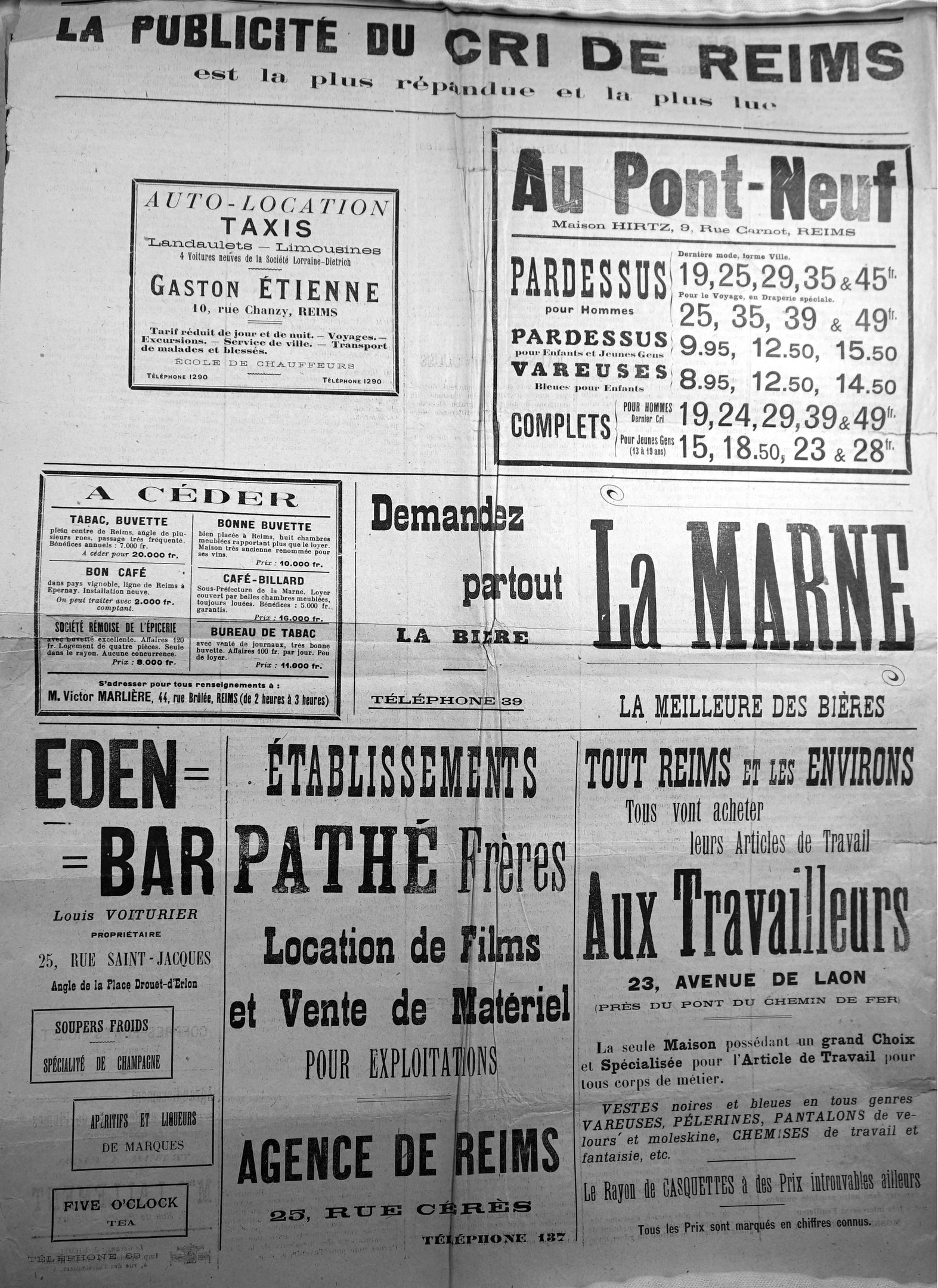 Schwarze und weiße Zeitung voller textbasierter Anzeigen und Artikel.