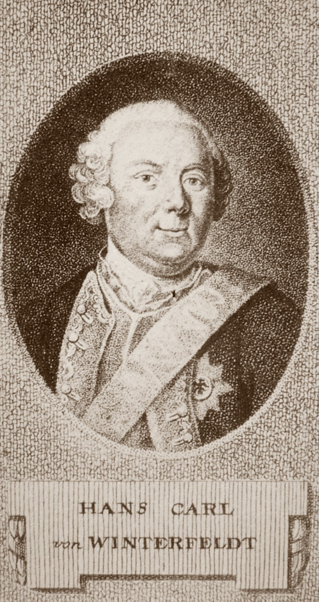 Schwarzes und weißes Porträt von Hans Carl von Winterfeldt, ein Mann mit ernstem Gesichtsausdruck, mit Text am unteren Bildrand.