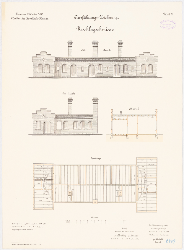 Ein detaillierter architektonischer Plan des Schönbrunn-Schlosses in München, Deutschland, mit einem Gebäude mit zahlreichen Fenstern und umfassenden Plänen mit Text.