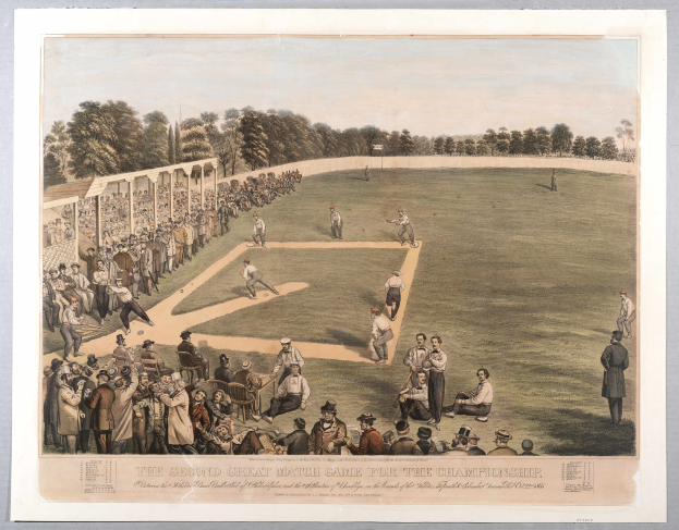 Eine Gruppe von Menschen, die Cricket auf einem grünen Feld mit Bäumen im Hintergrund und einem klaren blauen Himmel unter einem klaren blauen Himmel spielen, mit Text unten, der "Das zweite große Match-Spiel um die Meisterschaft" liest.