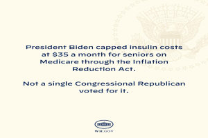 Ein Plakat mit einem Logo und dem Text "Präsident Biden beschränkte die Insulin-Kosten auf 35 Dollar pro Monat für Senioren mit Medicare durch das Inflation Reduction Act."