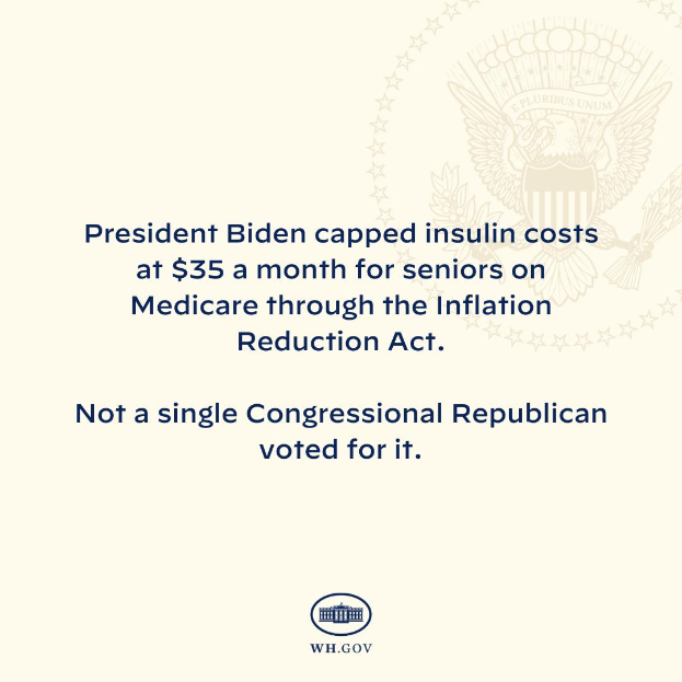 Ein Plakat mit einem Logo und dem Text "Präsident Biden beschränkte die Insulin-Kosten auf 35 Dollar pro Monat für Senioren mit Medicare durch das Inflation Reduction Act."