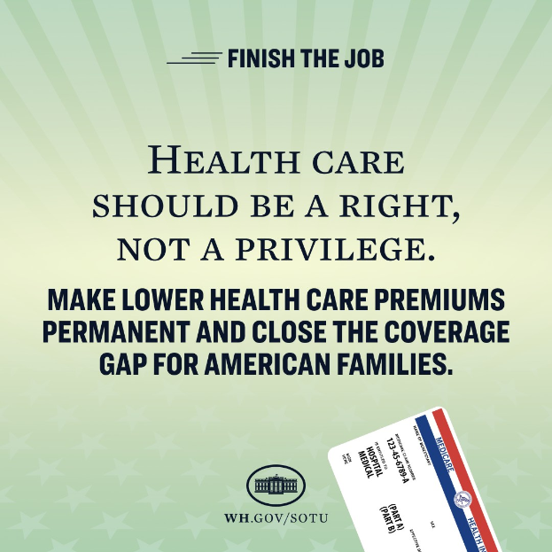 Ein Plakat mit der Aufschrift "Beende den Job: Gesundheit sollte ein Recht sein, nicht ein Privileg" und einer Karte mit der Aufschrift "Mache niedrigere Gesundheitskosten permanent und schließe die Versorgungslücke für amerikanische Familien."