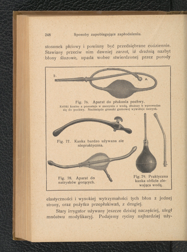 Ein aufgeschlagenes Buch mit einer Zeichnung eines Stethoskops auf seiner Seite, das auf einer schwarzen Oberfläche liegt und Bilder und Text zum medizinischen Gerät enthält.