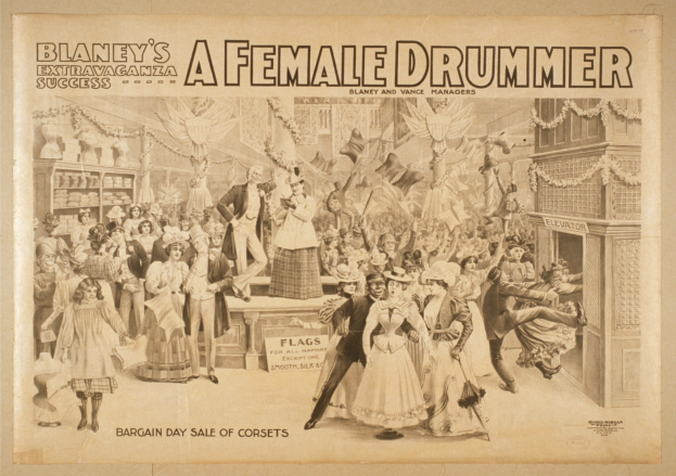Eine Zeitung mit einem Gruppenfoto von einigen Personen in Kleidern und der Schlagzeile 'Blaneys Extravaganza-Erfolg: Eine weibliche Schlagzeugerin'.
