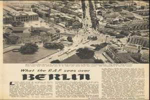 Schwarz-weiß-Fotografie einer alten Zeitung mit einer Stadtansicht, die Gebäude, Bäume und Fahrzeuge zeigt, sowie gedruckten Text.