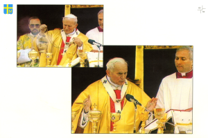 Papst Benedikt XVI. steht an einem Podium mit Mikrofon und feiert die Messe in der Petersbasilika, mit mehreren Personen im Hintergrund und einem Logo und Text auf der linken Seite des Bildes.