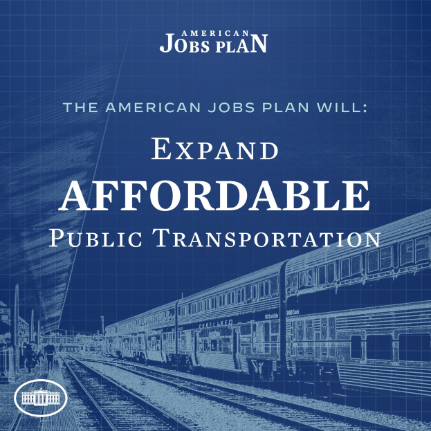 Plakat mit einem Zug auf einer Bahnstrecke mit mehreren Menschen in der Nähe, begleitet von dem Text "The American Jobs Plan Will Expand Affordable Public Transportation."