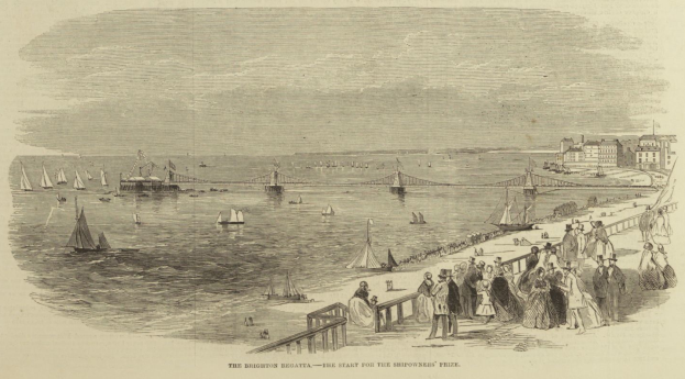 Eine Gruppe von Menschen steht auf einem Strand neben einem Gewässer mit Booten und einer Brücke im Hintergrund, Gebäude auf der rechten Seite und Text unten mit der Aufschrift "The Brighton Regatta - Der Start für den Shipowners Prize".