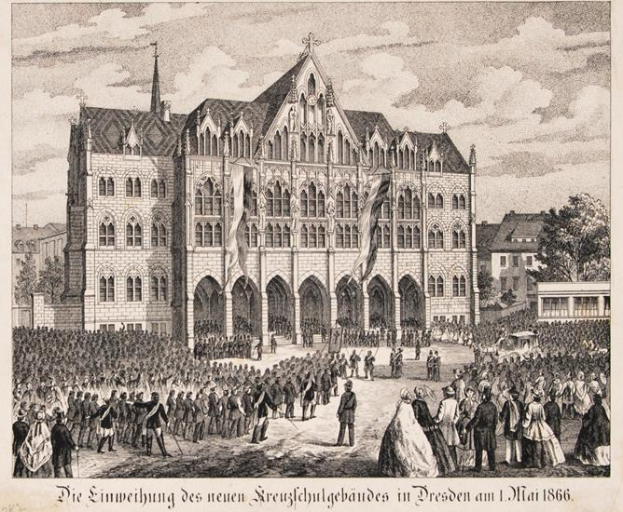 Eine große Menschenmenge steht vor einem Gebäude mit Fenstern, Bäumen und einem bewölkten Himmel im Hintergrund, mit Text unten, der besagt "1866 - die Einweihung des neuen Kreuzschulgebändes in Dresden".