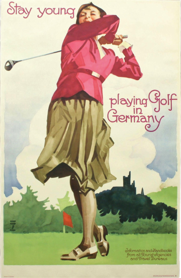 Eine Frau steht mit einem Golfschläger auf einem Golfplatz in Deutschland, mit einer Fahne und Bäumen im Hintergrund, und Text auf dem Plakat.