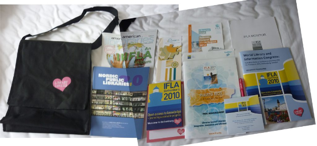 Eine Tasche mit den Worten "Bibliotheksliebhaber" darauf und einige Bücher liegen auf einem Bett.