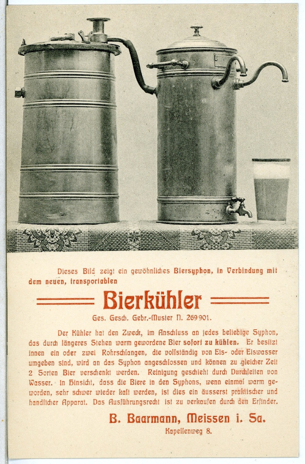 Werbeplakat mit zwei Metall-Bierhumpen und einem Glas Bier mit beschreibendem Text
