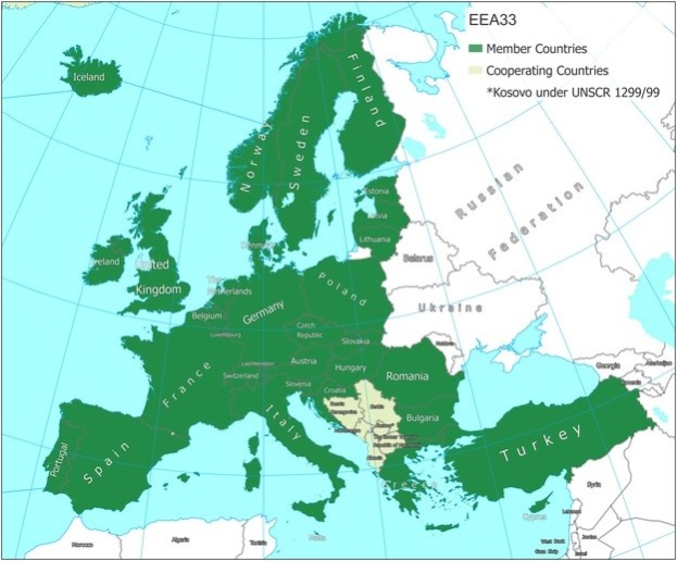 Ein Plakat mit einer detaillierten Europakarte, die die Mitgliedstaaten der Europäischen Union hervorhebt, mit Ländernamen, Grenzen, wichtigen Städten, Flüssen und geografischen Merkmalen.