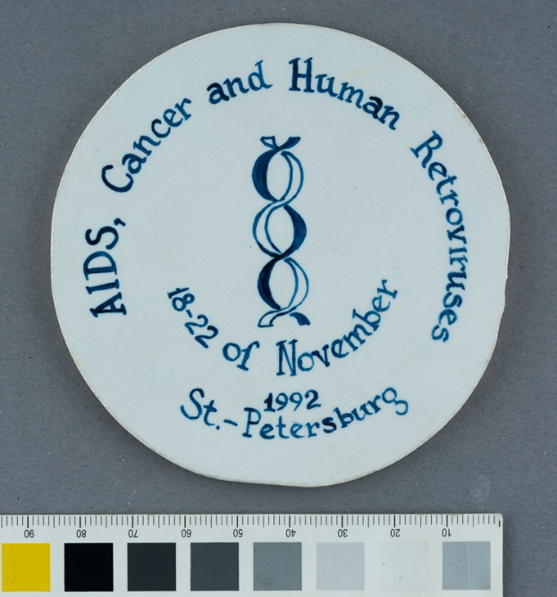 Ein Teller mit der Aufschrift "AIDS, Krebs und Humanretroviren" und einer bunten Skala unten.