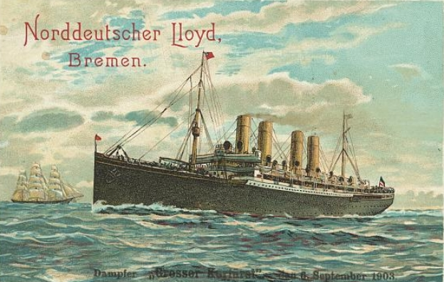 Eine alte Postkarte mit einem großen Schiff auf dem Meer umgeben von anderen Schiffen, mit weißen, flauschigen Wolken am Himmel und der Aufschrift "Norddeutscher Lloyd, Bremen" oben.