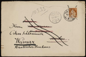 Eine alte Postkarte aus Deutschland mit schwarzem Hintergrund, die Text und zwei Stempel enthält, darunter einer mit der Aufschrift "Weimar".