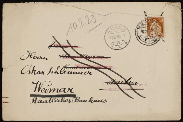 Eine alte Postkarte aus Deutschland mit schwarzem Hintergrund, die Text und zwei Stempel enthält, darunter einer mit der Aufschrift "Weimar".